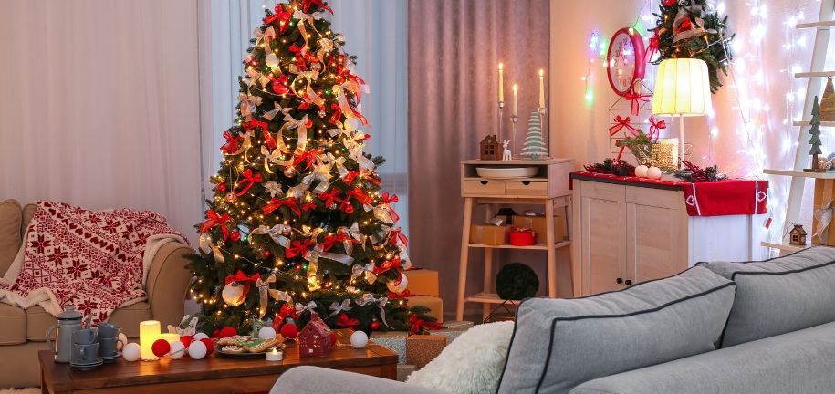 Ho ho hopen op cadeaus onder de mooi versierde kerstboom