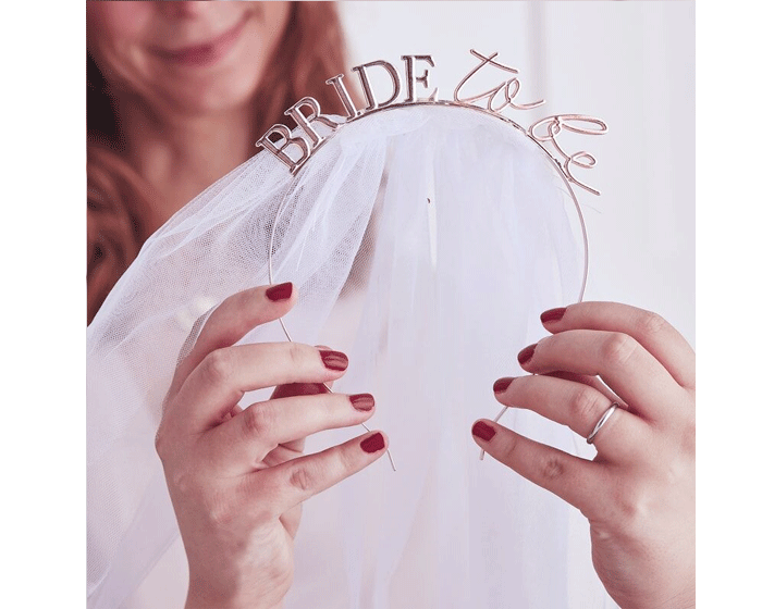 Schildknaap Behoefte aan japon Diadeem Bride To Be met sluier | Daily Style