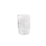 Eva houdt een Alpina Waterglas met kristaleffect vast, omringd door een feestelijke barbecue setting met lachende gasten.