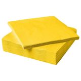 Een stapel felgele servetten van 33x33 cm, verpakt per 100, ontworpen voor een stijlvolle en praktische tafeldekking