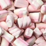 Een kleurrijke mix van roze en witte marshmallows, feestelijk uitgestald in een traktatieschaal. glucosefructosestroop, suiker, water, varkensgelatine, dextrose, maiszetmeel, voedingszuur: melkzuur, aroma, kleurstof: E131. Droog bewaren.